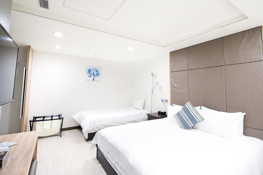 Quarto triplo | Escrivaninha, espaço de trabalho para notebook, cortinas blackout