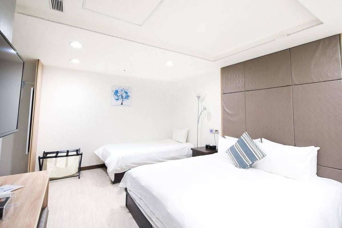 Quarto triplo | Escrivaninha, espaço de trabalho para notebook, cortinas blackout