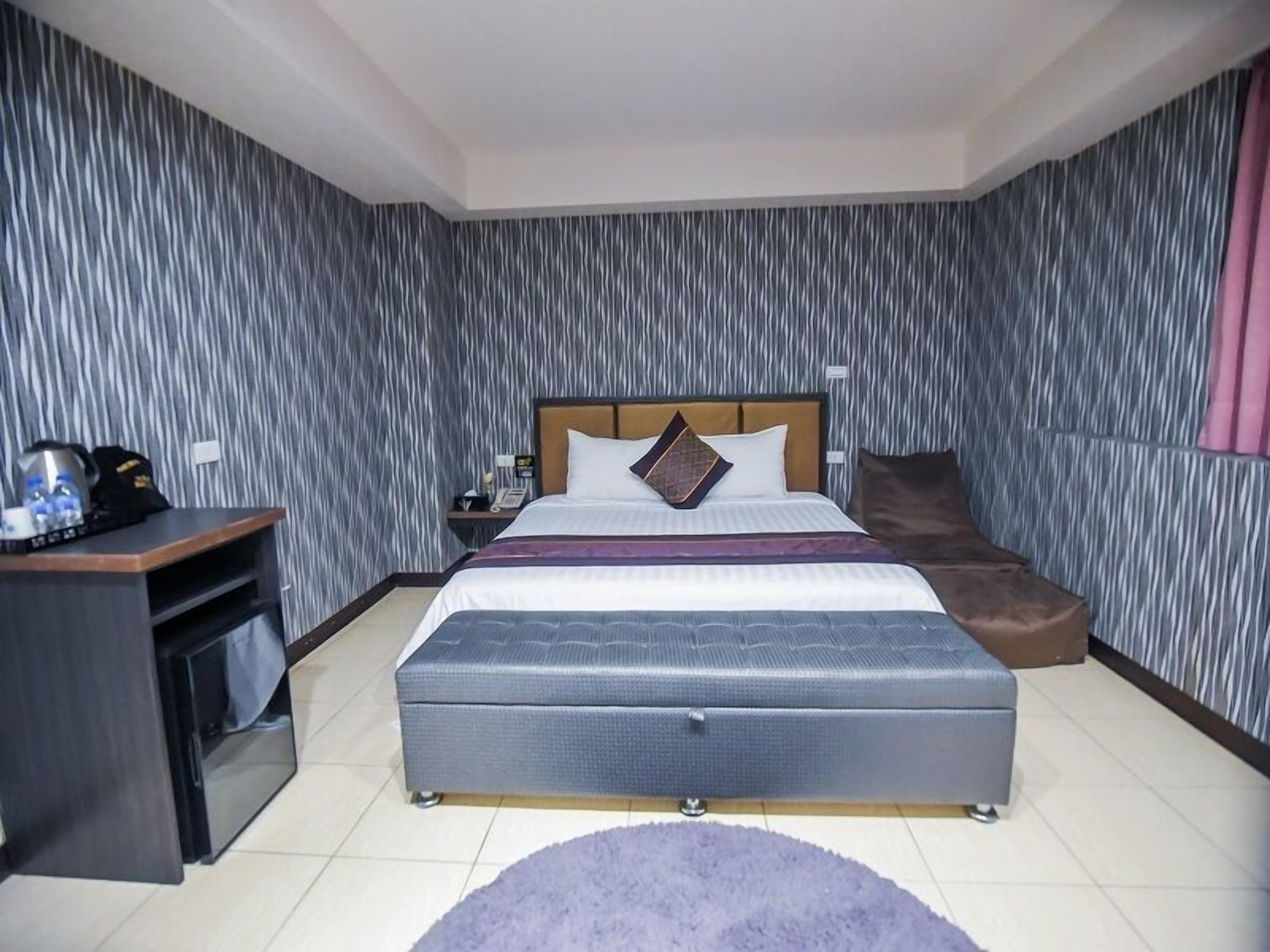 Quarto casal standard, 1 cama de casal | Escrivaninha, espaço de trabalho para notebook, cortinas blackout