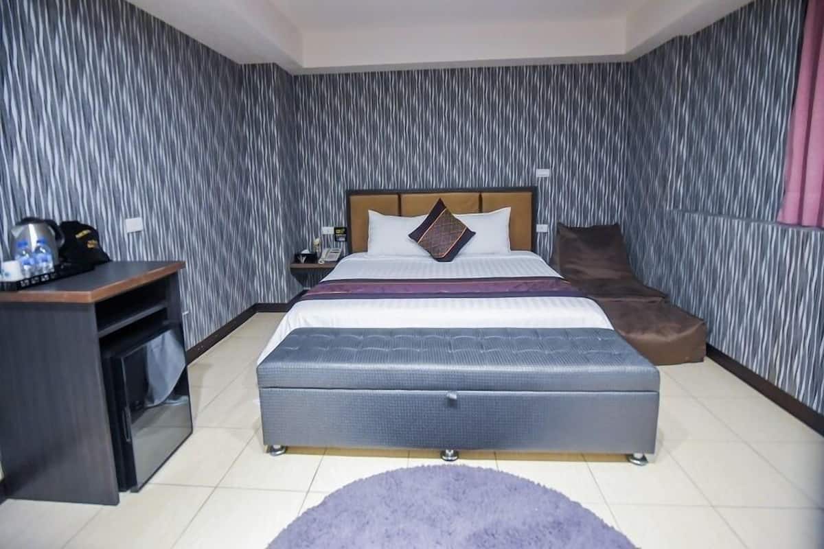 Quarto casal standard, 1 cama de casal | Escrivaninha, espaço de trabalho para notebook, cortinas blackout