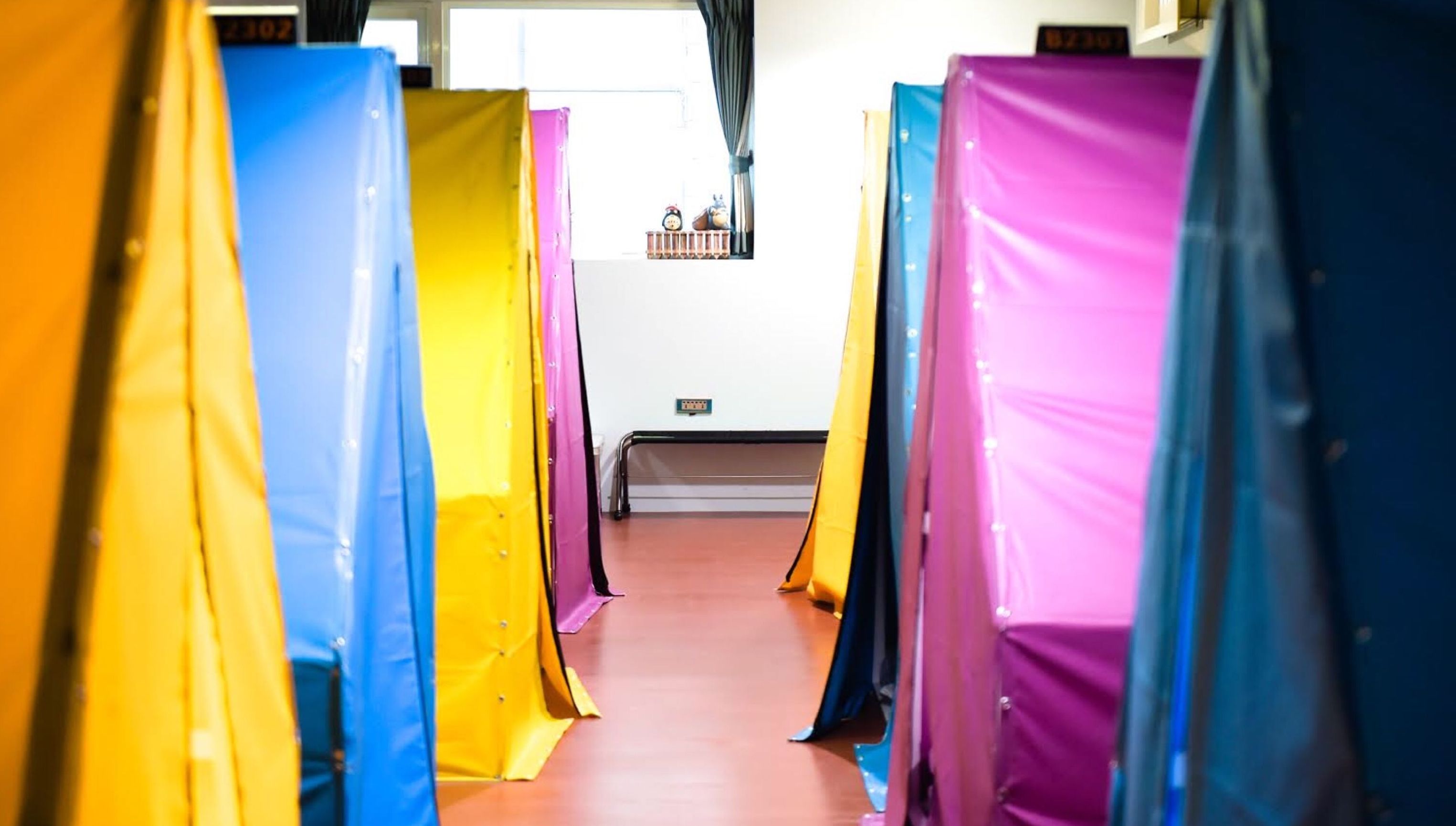 Escrivaninha, espaço de trabalho para notebook, cortinas blackout