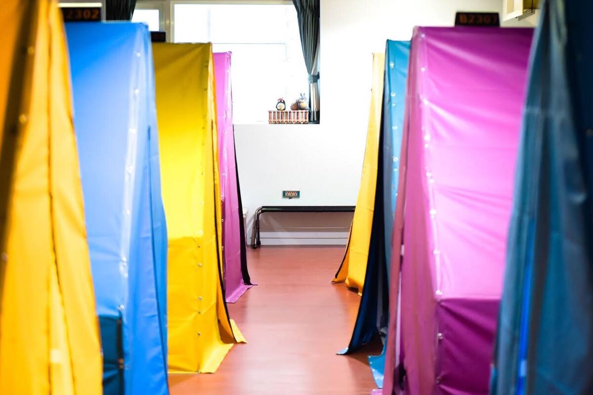 Escrivaninha, espaço de trabalho para notebook, cortinas blackout