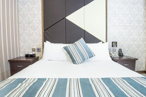 Escrivaninha, espaço de trabalho para notebook, cortinas blackout