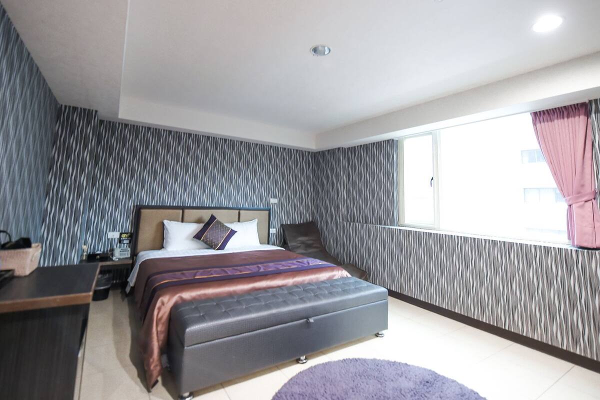 Quarto casal luxo, banheira | Escrivaninha, espaço de trabalho para notebook, cortinas blackout