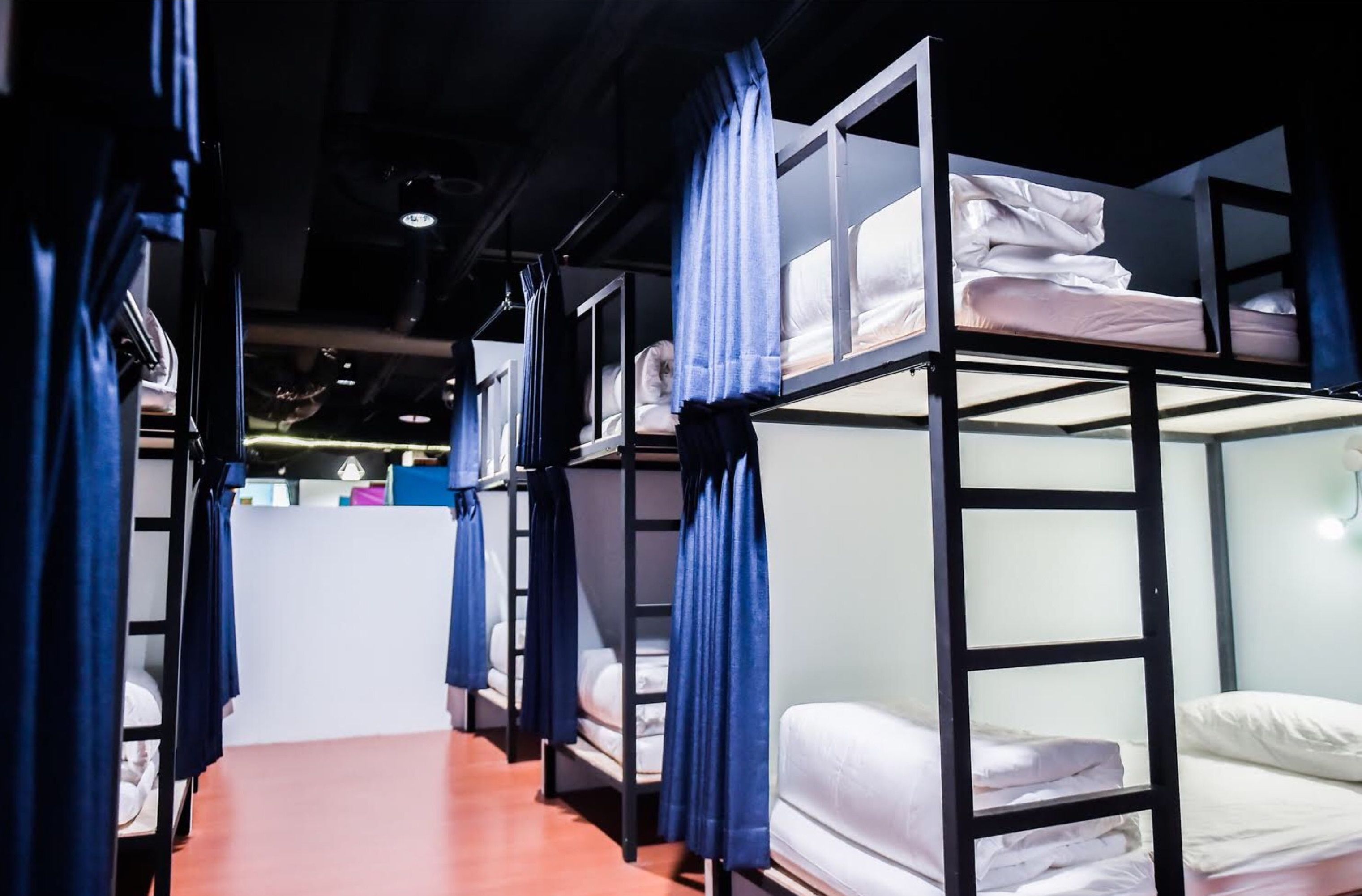 Dormitório compartilhado, em dormitório misto, banheiro compartilhado | Escrivaninha, espaço de trabalho para notebook, cortinas blackout