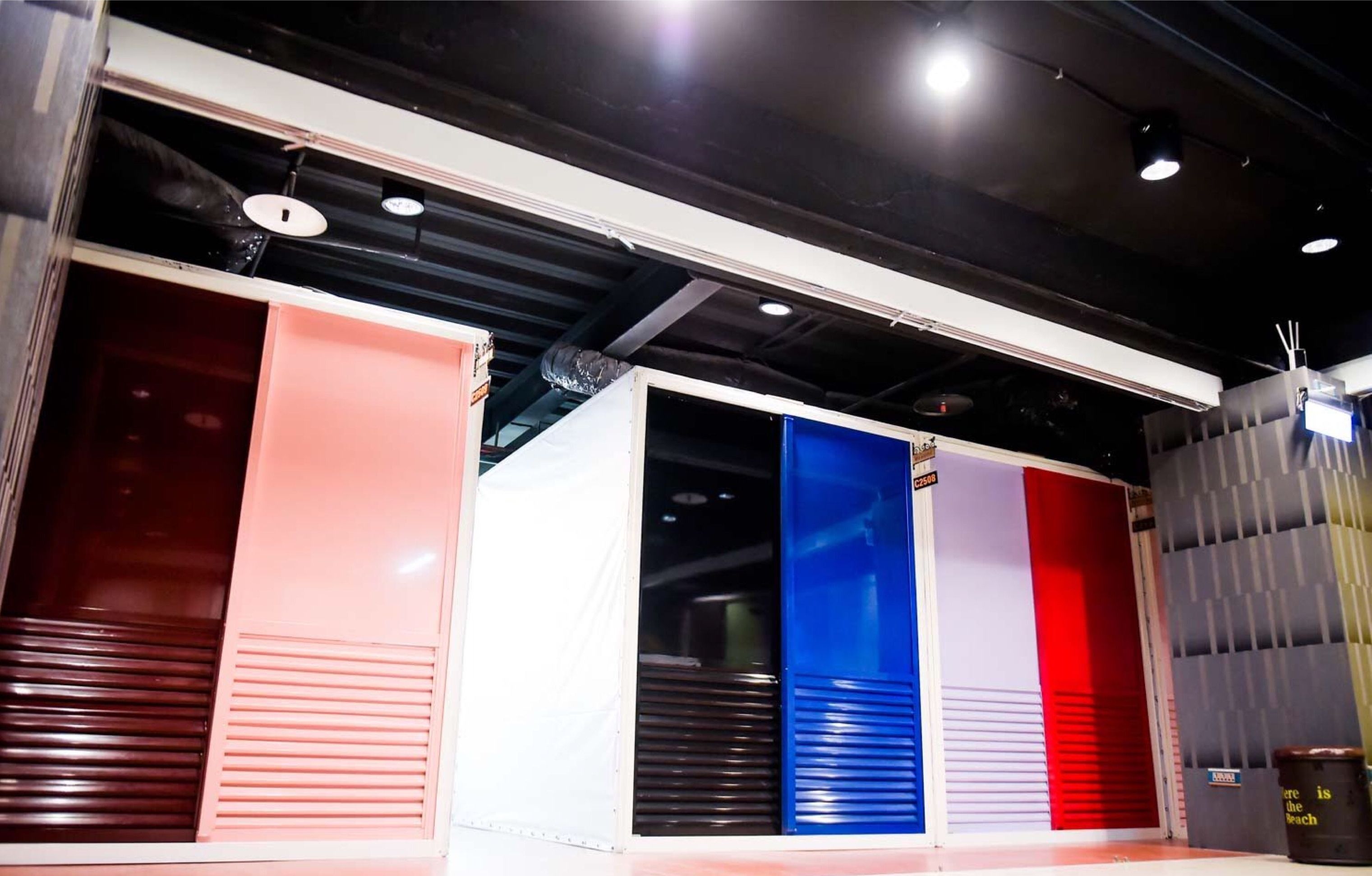 Escrivaninha, espaço de trabalho para notebook, cortinas blackout