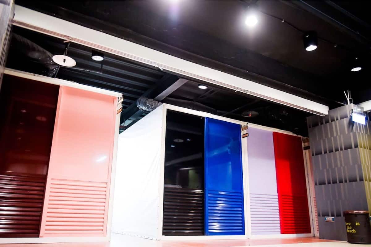 Escrivaninha, espaço de trabalho para notebook, cortinas blackout