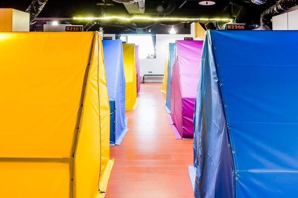 Escrivaninha, espaço de trabalho para notebook, cortinas blackout