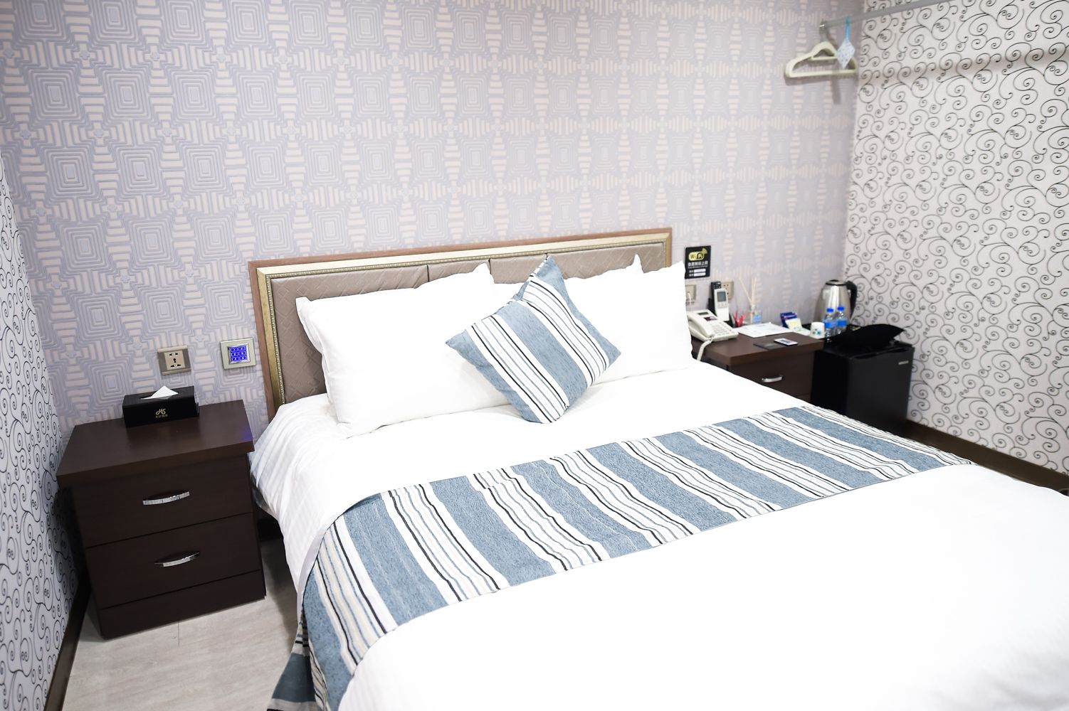 Quarto casal standard, 1 cama de casal (No window) | Escrivaninha, espaço de trabalho para notebook, cortinas blackout