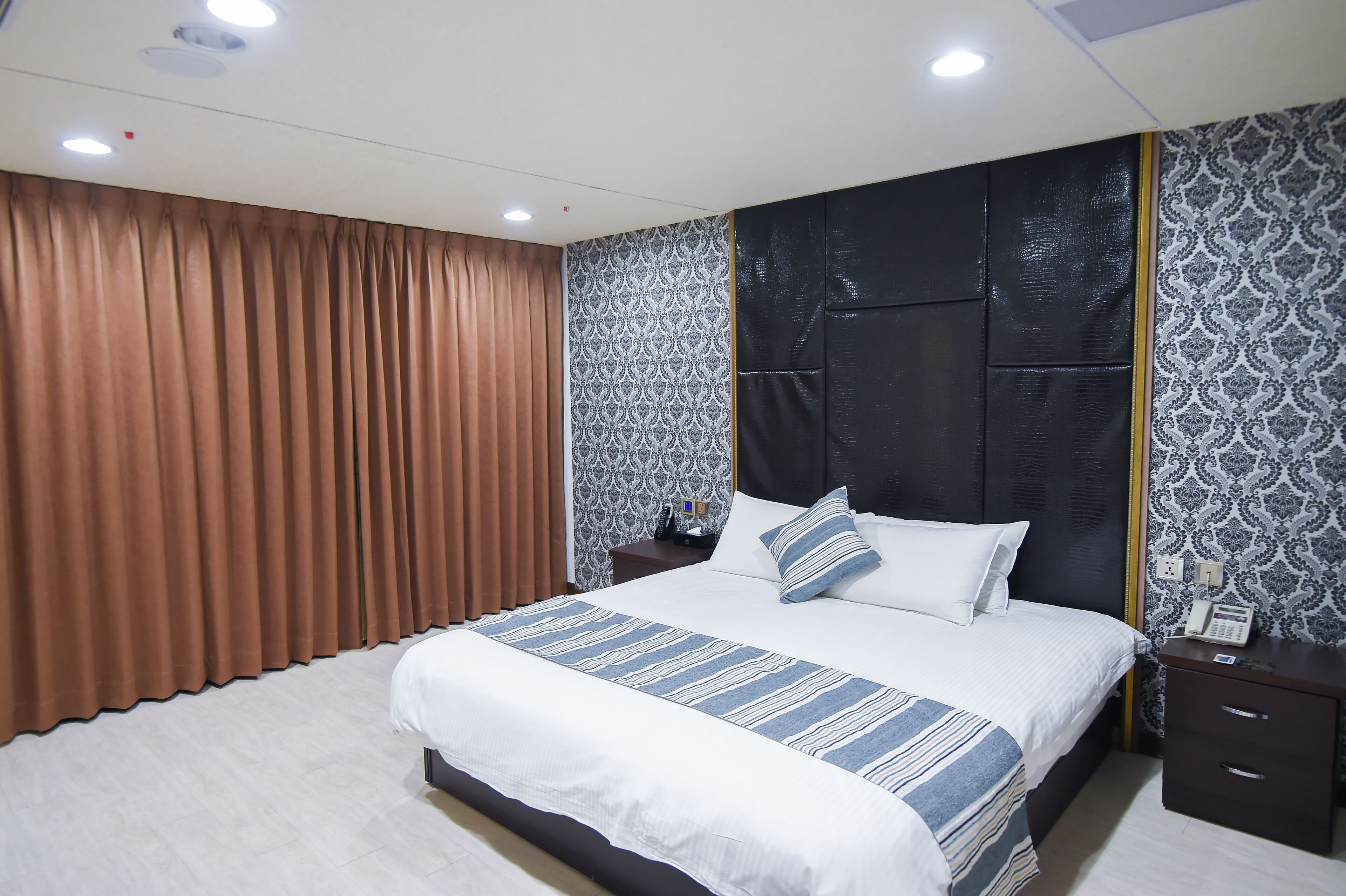 Quarto casal luxo, 1 cama de casal | Escrivaninha, espaço de trabalho para notebook, cortinas blackout