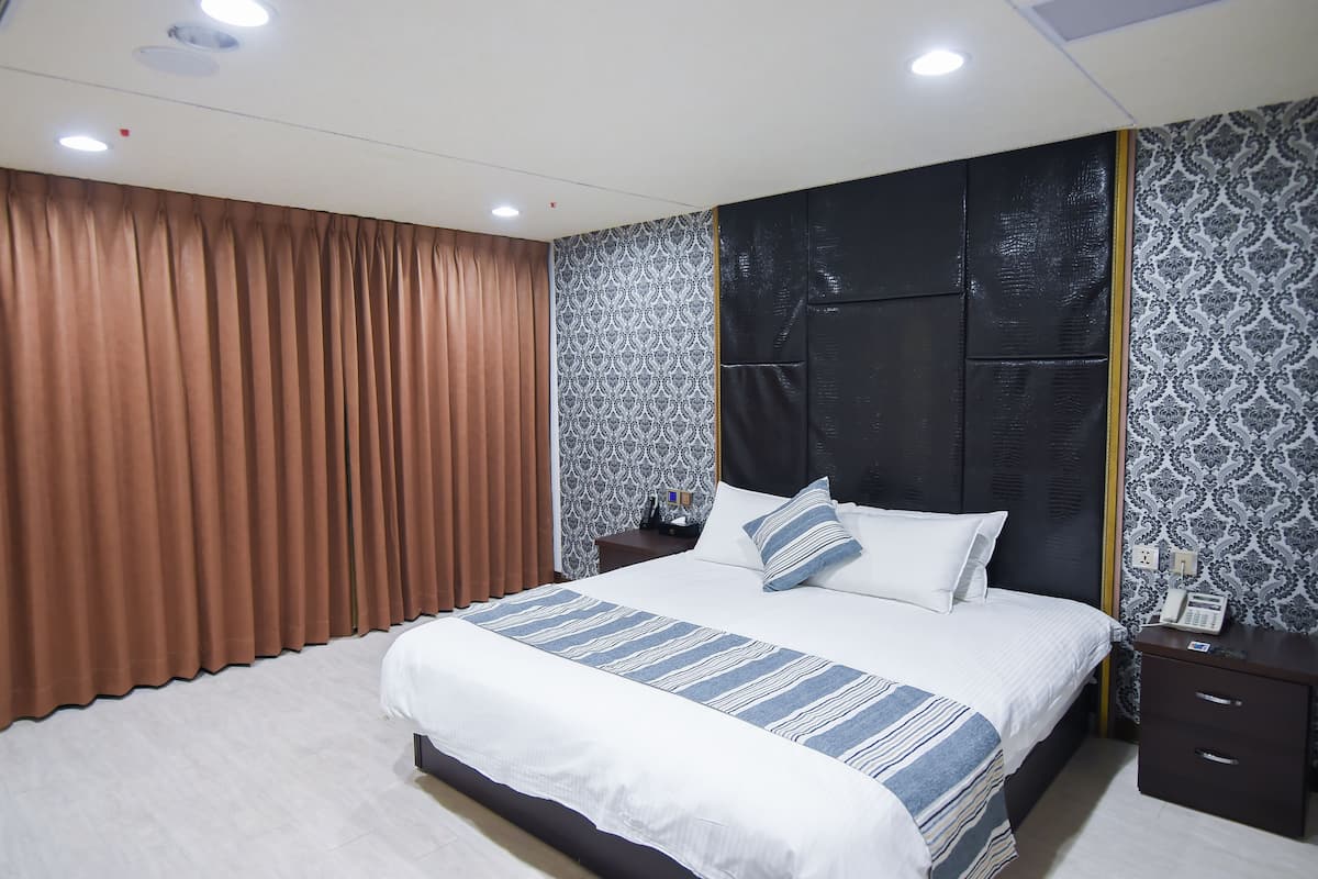 Quarto casal luxo, 1 cama de casal | Escrivaninha, espaço de trabalho para notebook, cortinas blackout