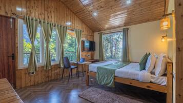 Executive-mökki | Ylelliset vuodevaatteet, työpöytä, pimennysverhot, silitysrauta/-lauta