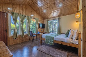 Casa de campo ejecutiva | Ropa de cama de alta calidad, escritorio, cortinas opacas