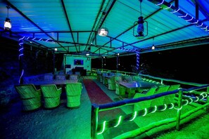 حيث تُقدم وجبات الإفطار، الغداء، الأطباق الهندية، إطلالات على الحديقة