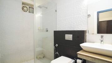 Chambre Exécutive | Salle de bain | Douche, serviettes fournies