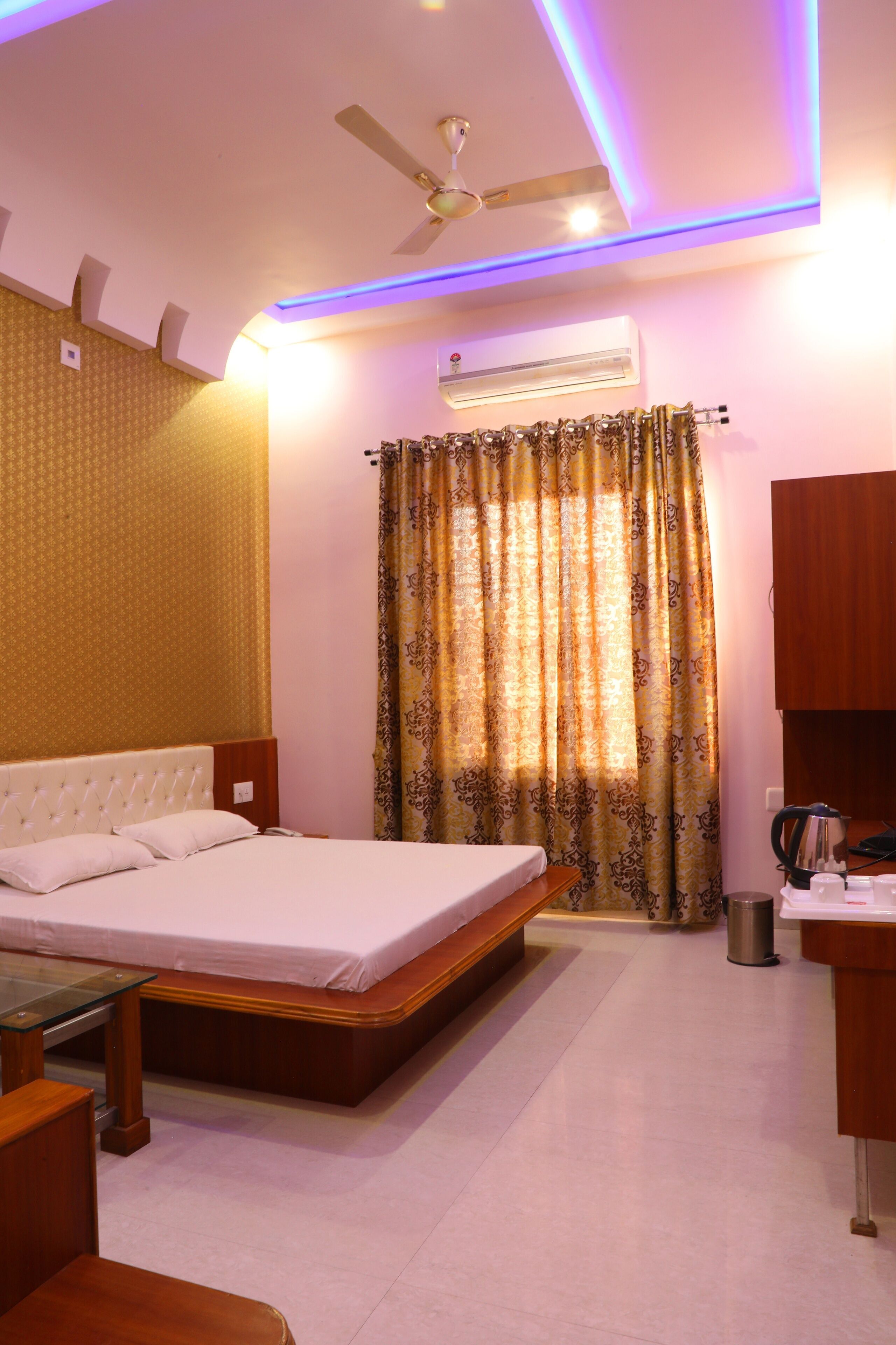 Premium bedding, in-room safe, desk, laptop workspace