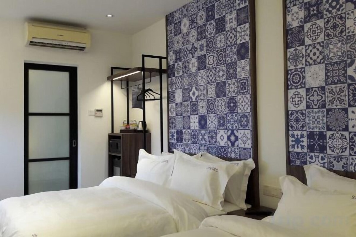 In-room safe, desk, WiFi (free), bed sheets