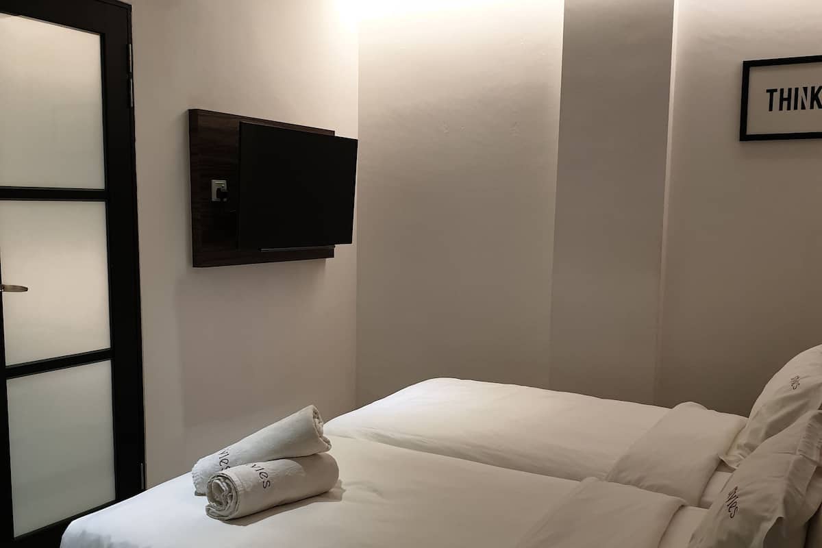 Superior Twin Room | In-room safe, desk, WiFi (free), bed sheets
