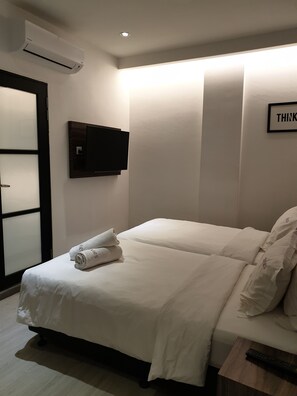 Habitació amb dos llits individuals superior | Caixa forta a l'habitació, escriptori, wifi gratuïta i roba de llit