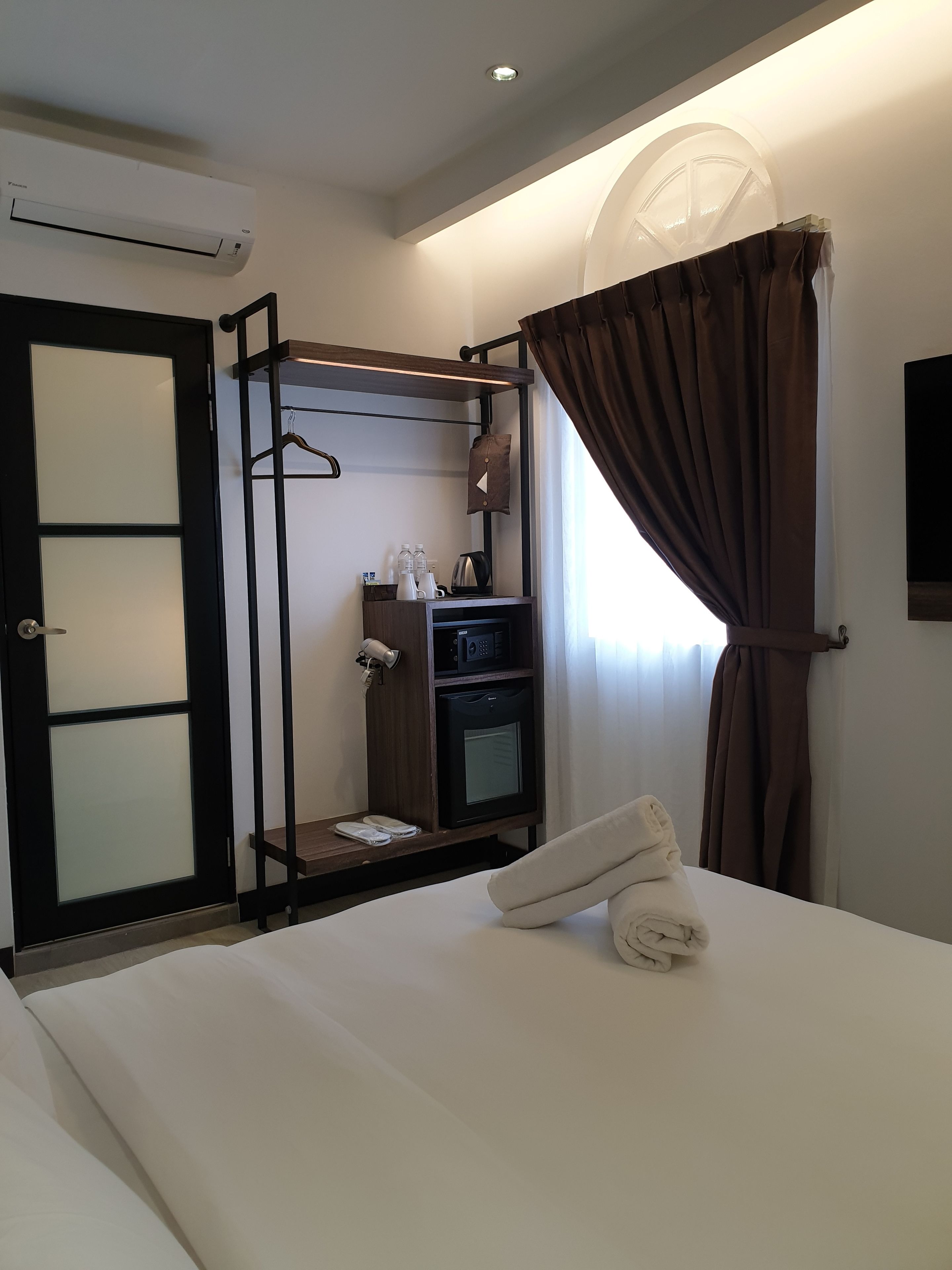 deluxe room | in-room safe, desk, free wifi, bed sheets