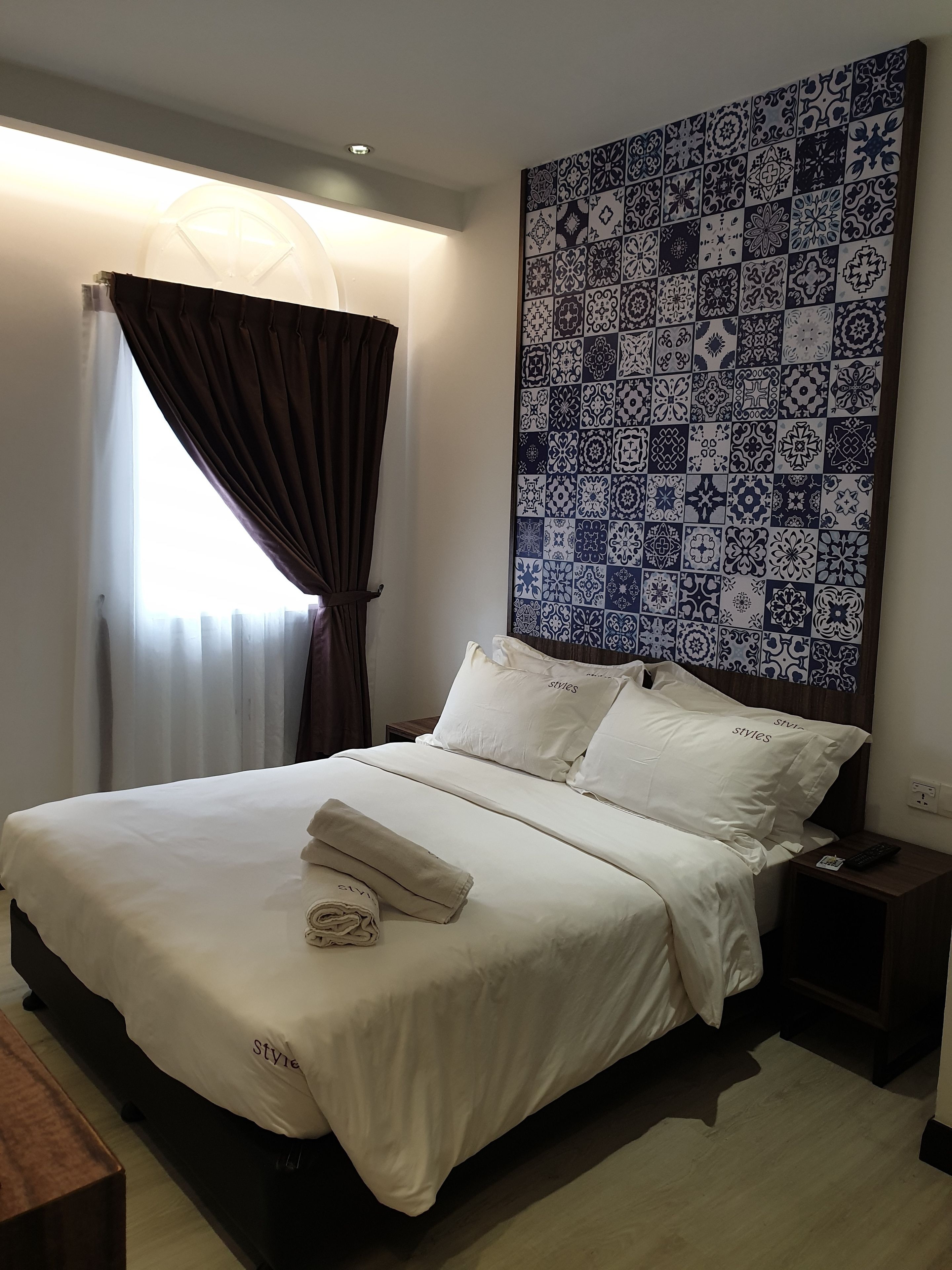 deluxe room | in-room safe, desk, free wifi, bed sheets