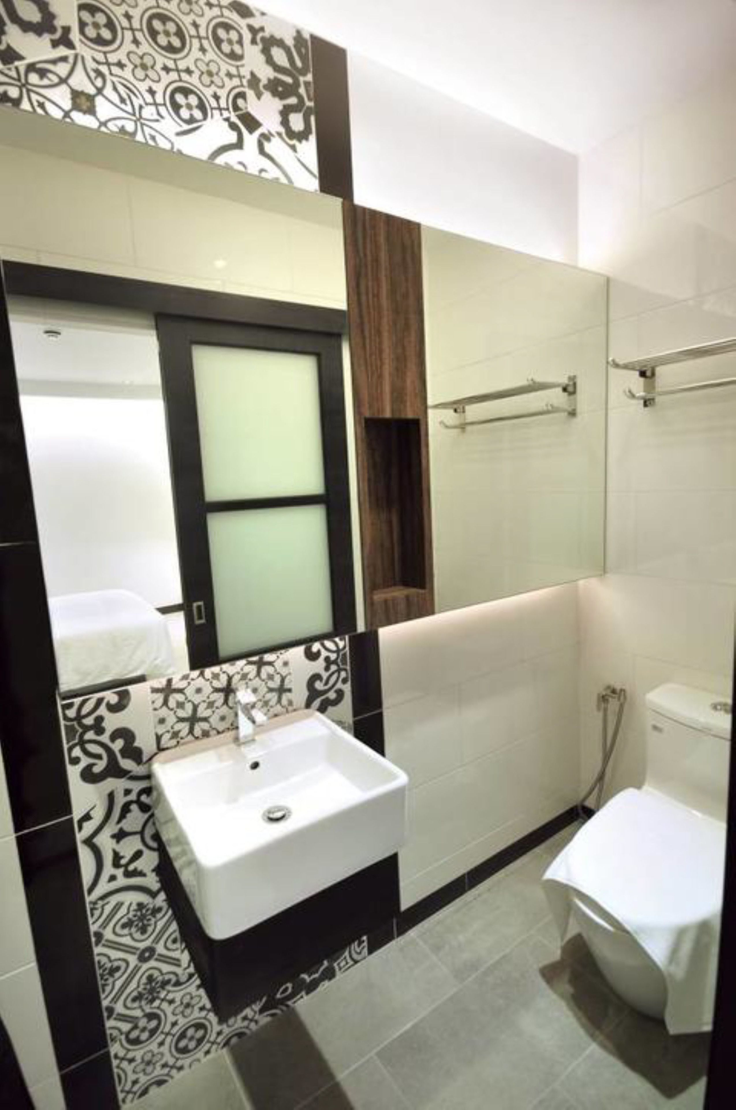 deluxe room | bathroom | shower, rainfall showerhead, free toiletries, hair dryer