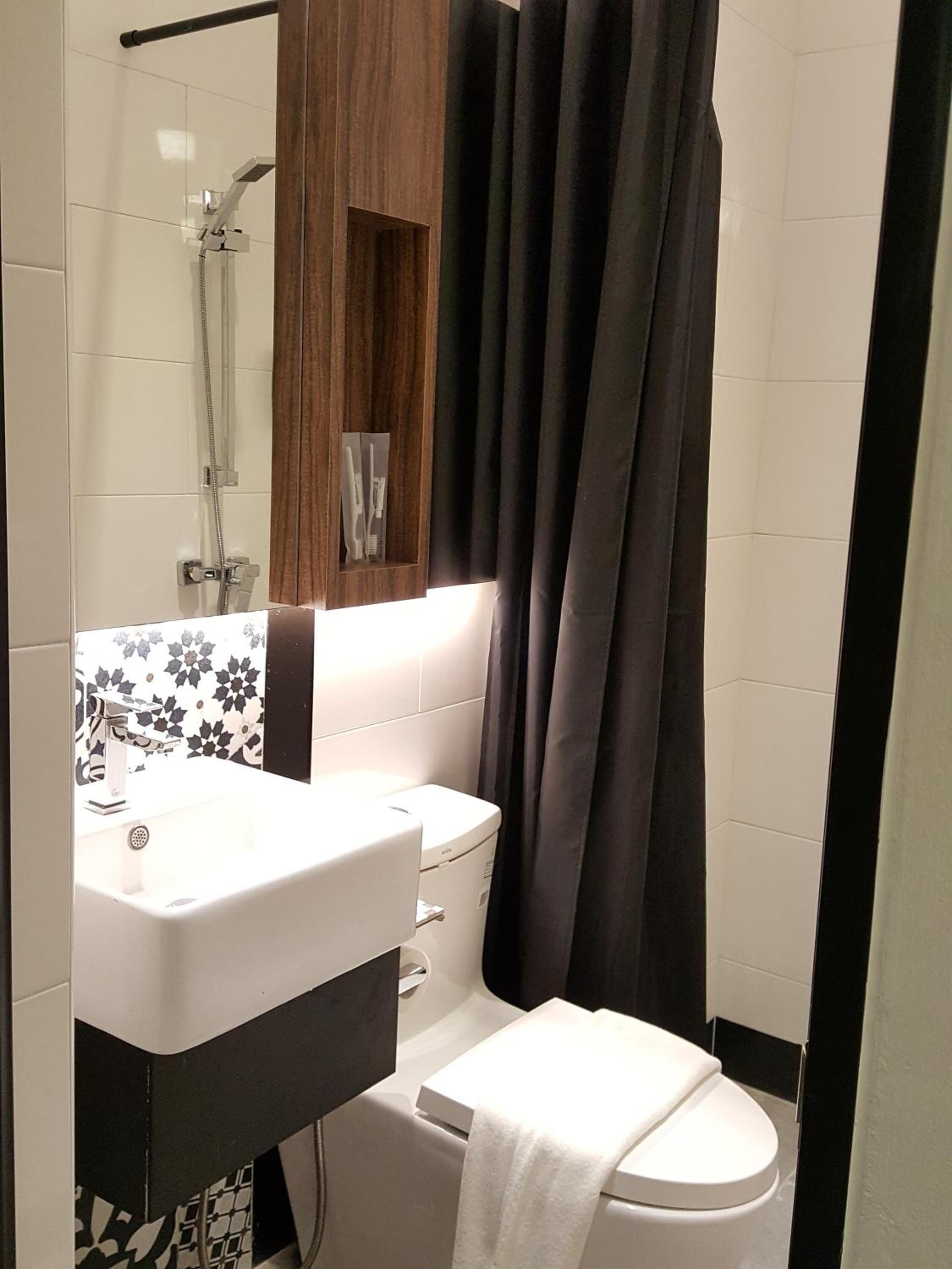 shower, rainfall showerhead, free toiletries, hair dryer