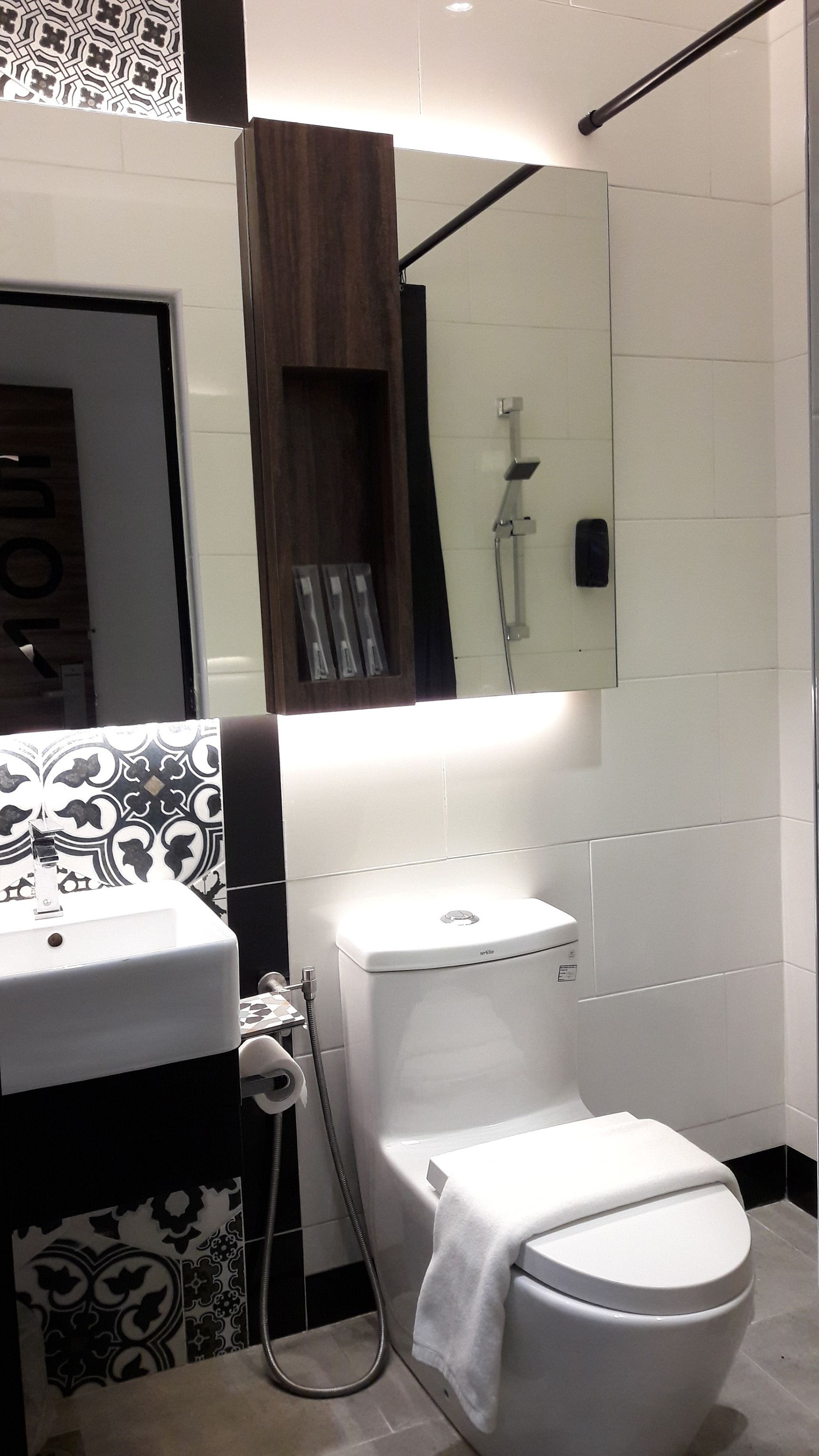 family triple room | bathroom | shower, rainfall showerhead, free toiletries, hair dryer