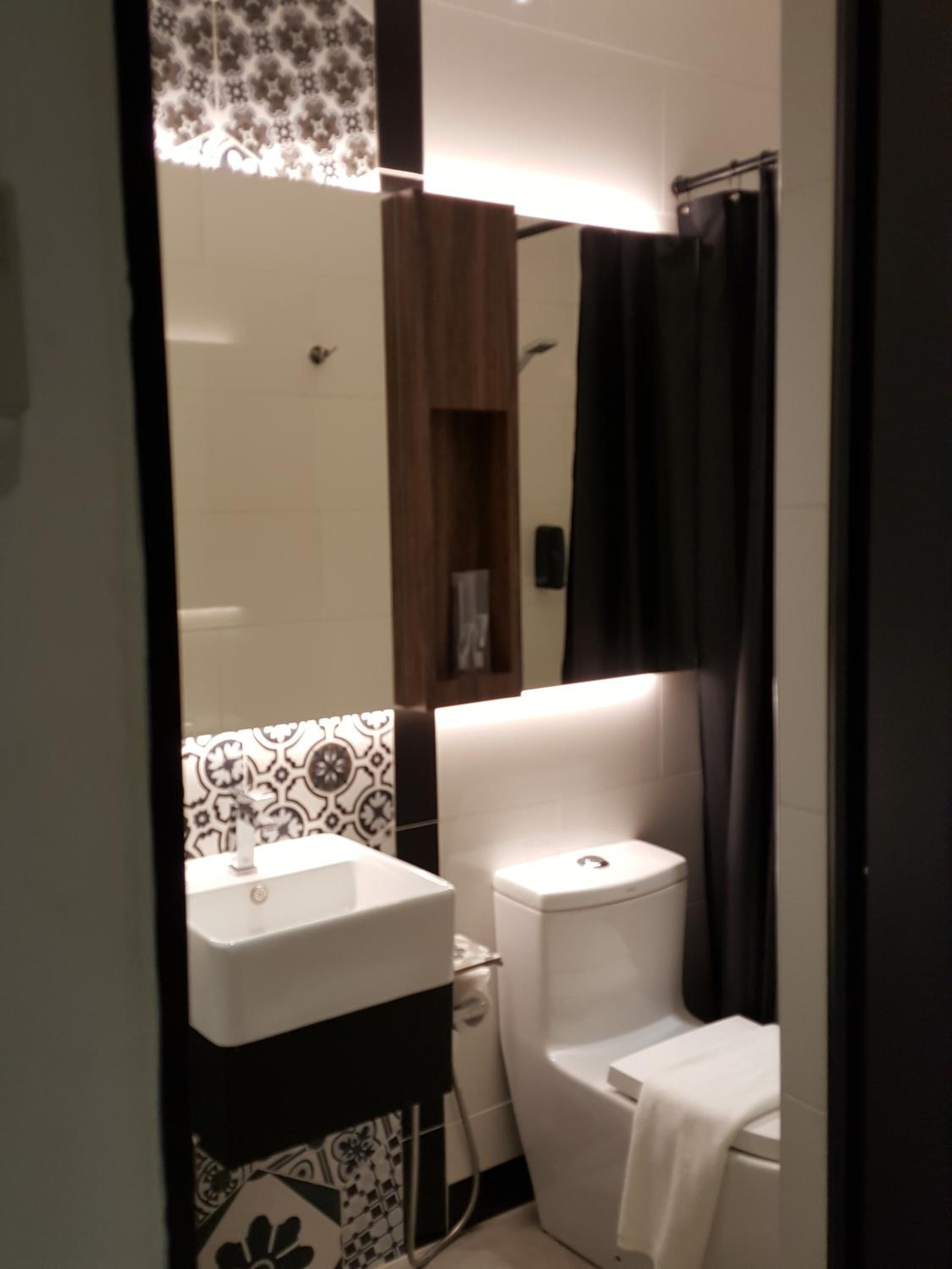 shower, rainfall showerhead, free toiletries, hair dryer