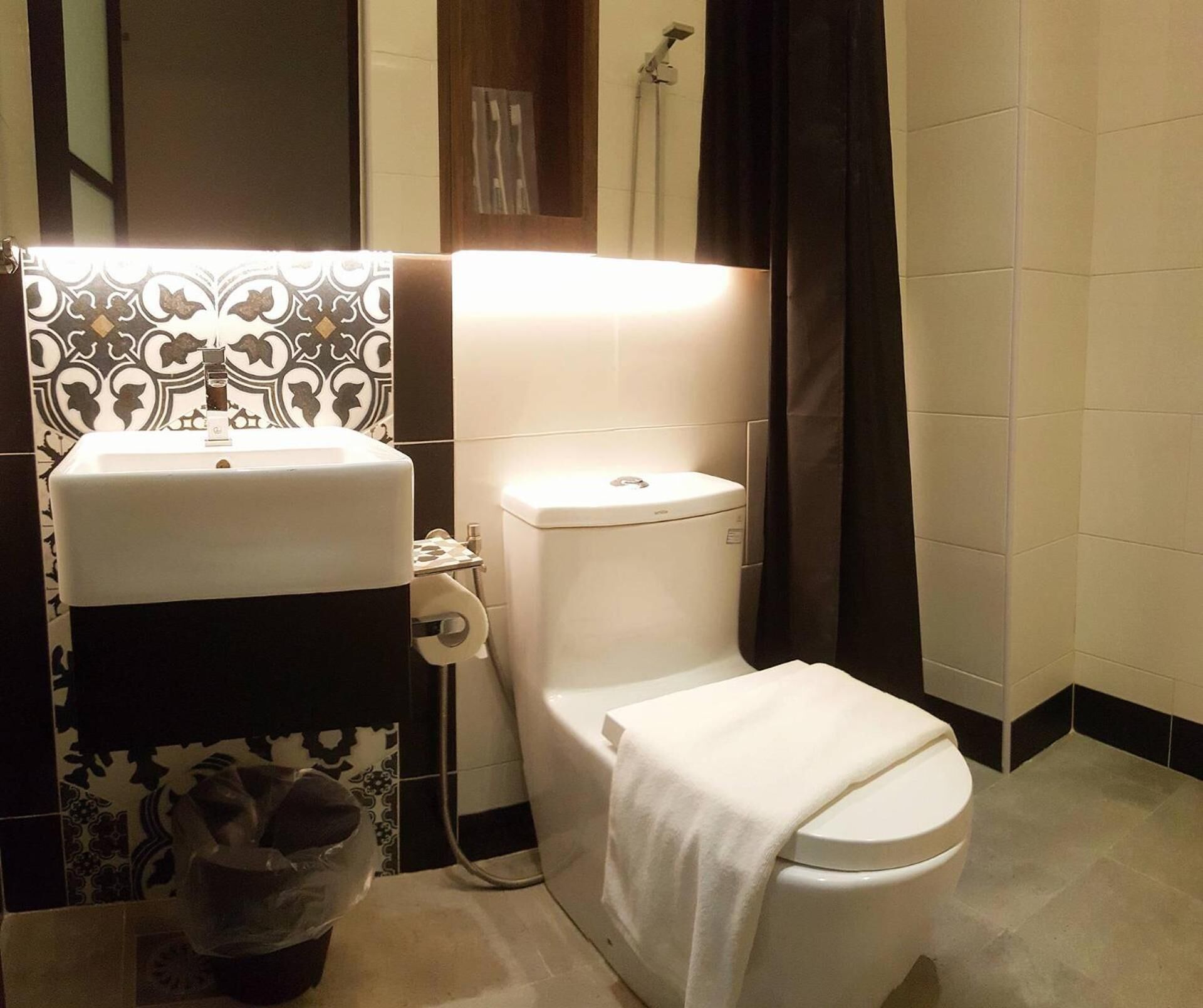 shower, rainfall showerhead, free toiletries, hair dryer