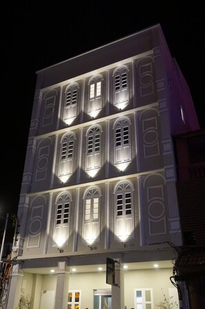 Façana frontal de l'allotjament (vespre/nit)