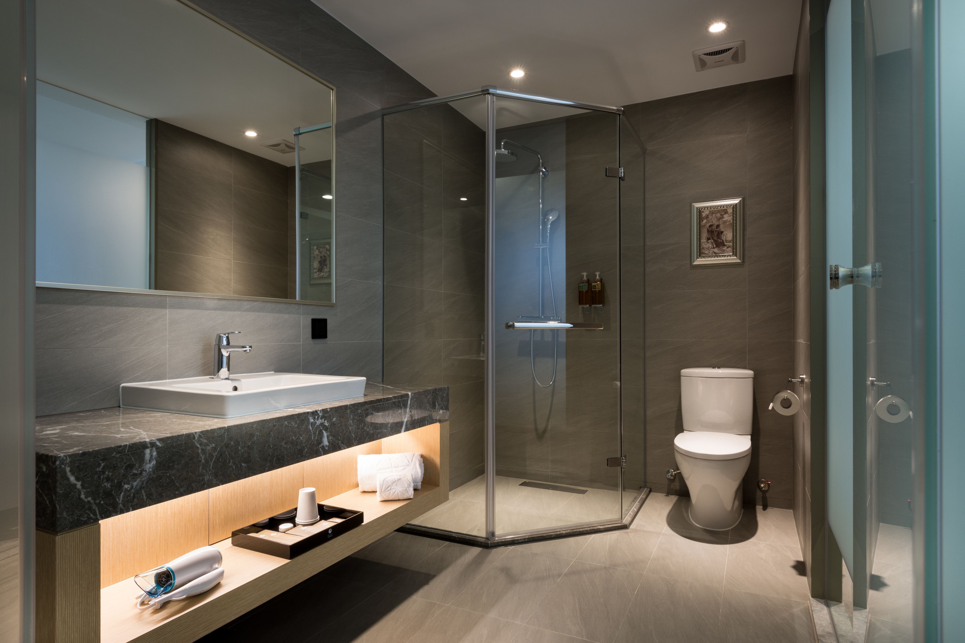 deluxe double room (with parking) | bathroom | shower, free toiletries, hair dryer, slippers