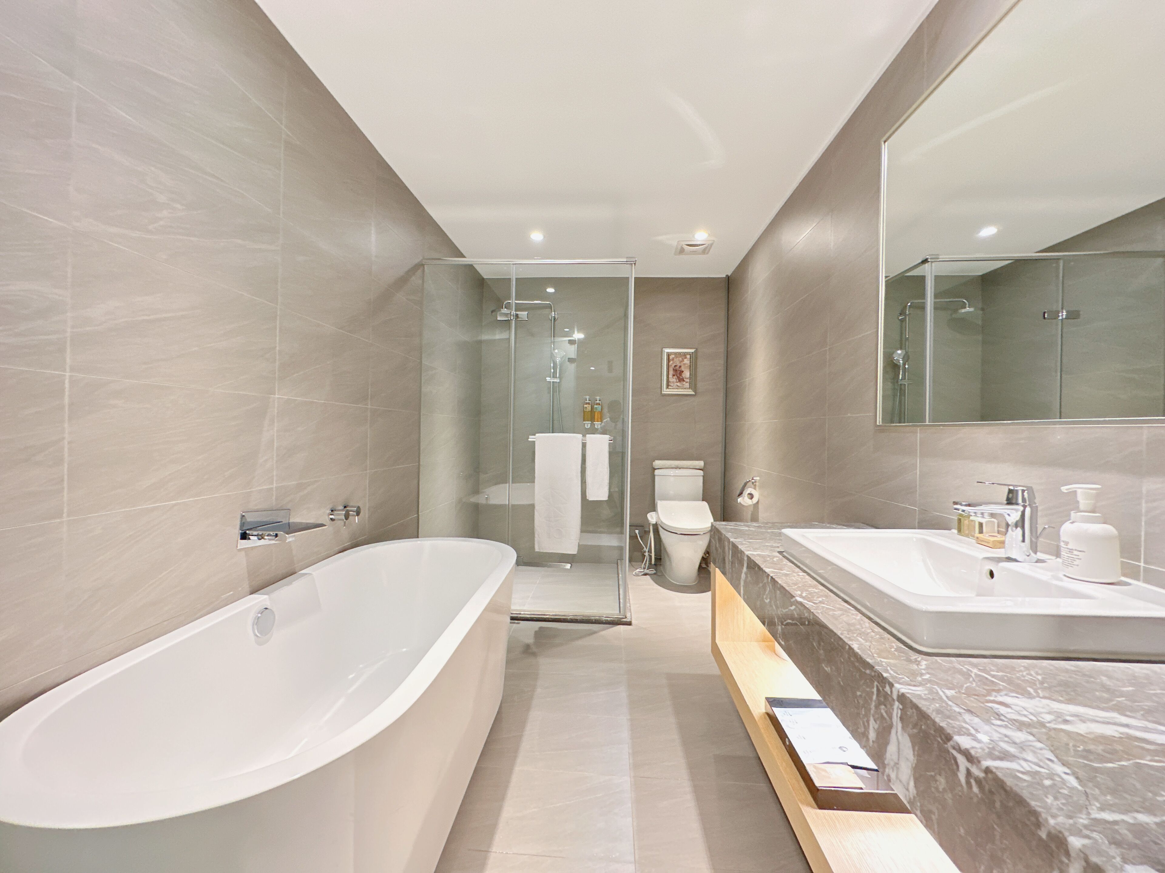 premium double room (with parking) | bathroom | shower, free toiletries, hair dryer, slippers