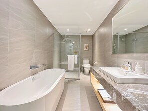 Premium Double Room (With Parking) | Bathroom | Shower, free toiletries, hair dryer, slippers - Star Diamond International Business Hotel HUA HOTEL (Tainan)