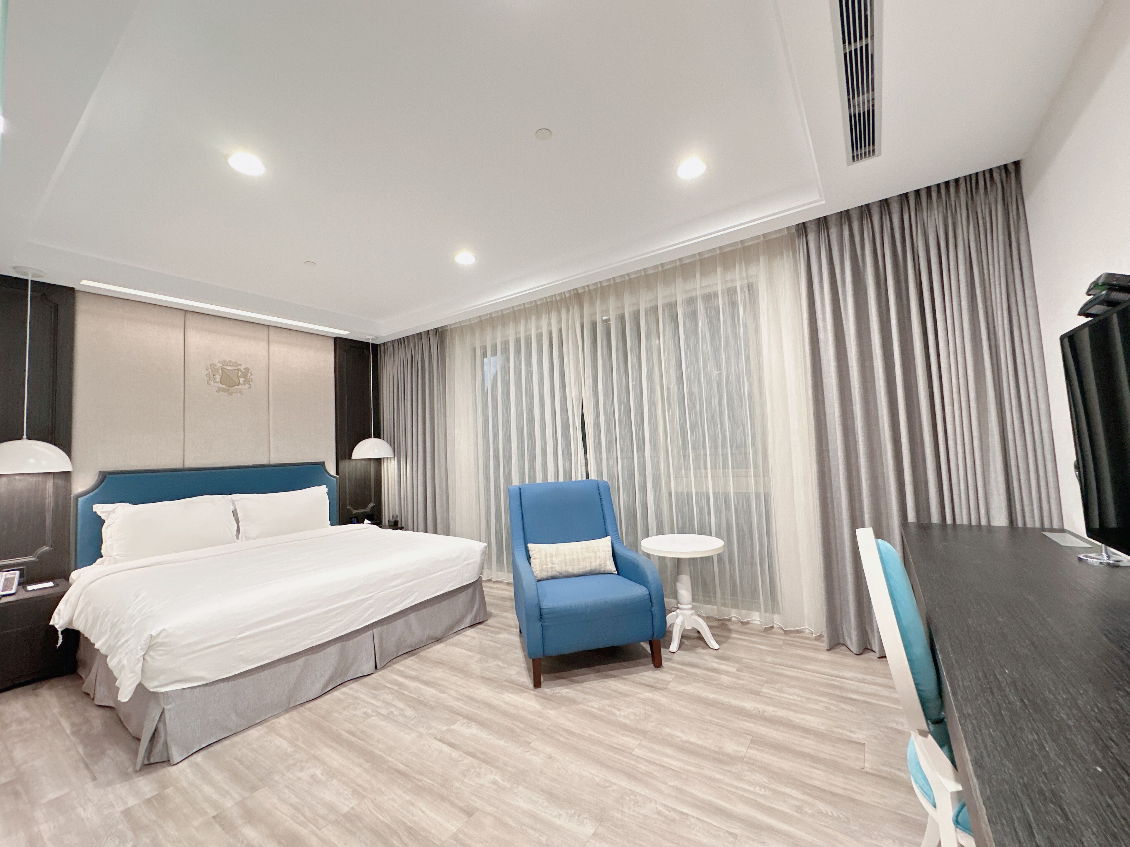 deluxe double room (with parking) | desk, blackout curtains, free wifi