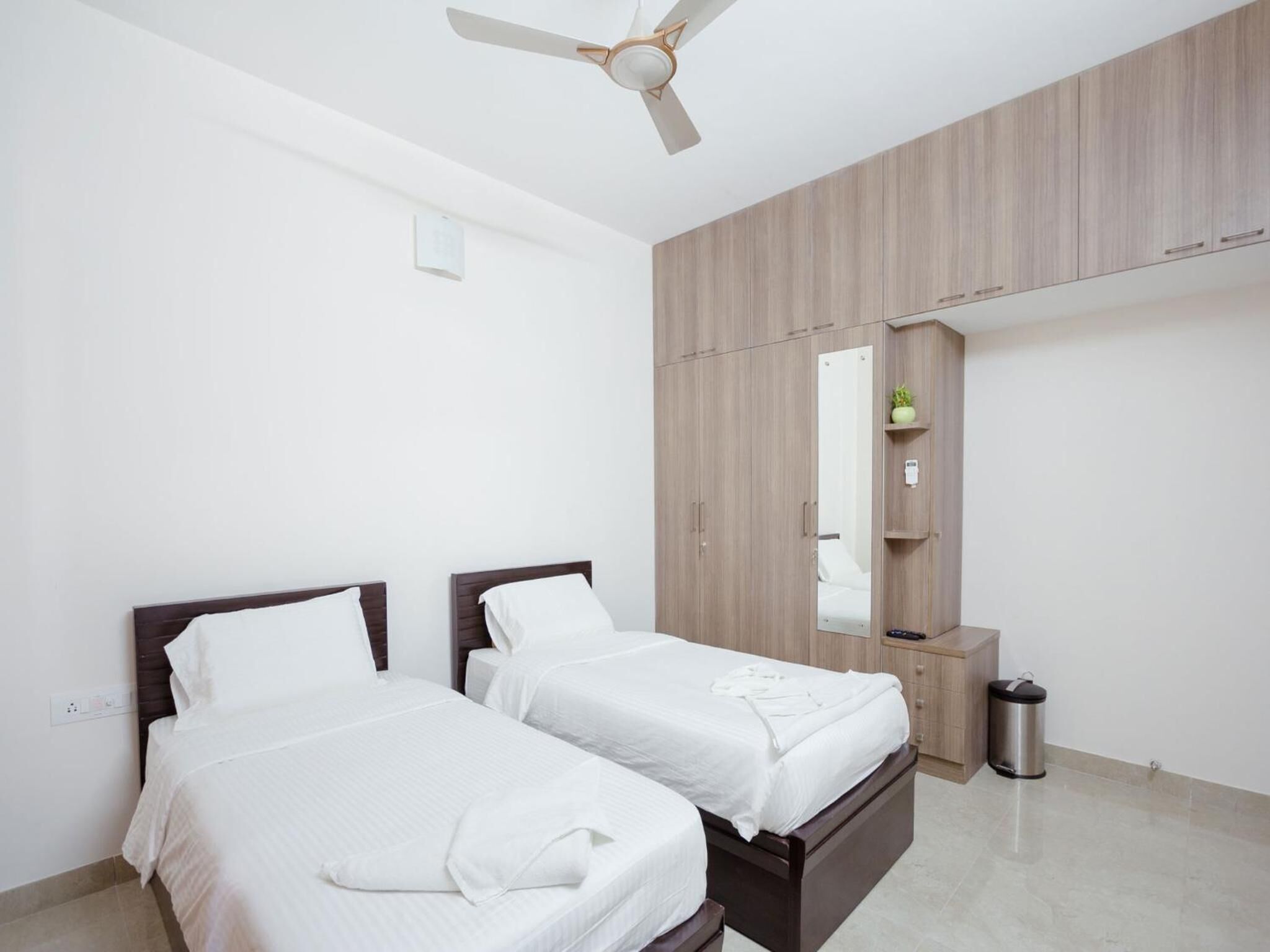 18 slaapkamers, een kluis op de kamer, een bureau, geluiddichte muren