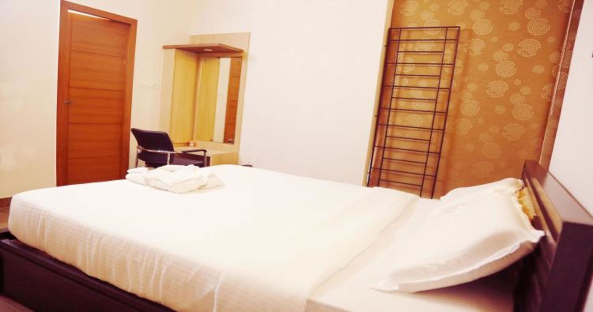 18 bedrooms, in-room safe, desk, soundproofing