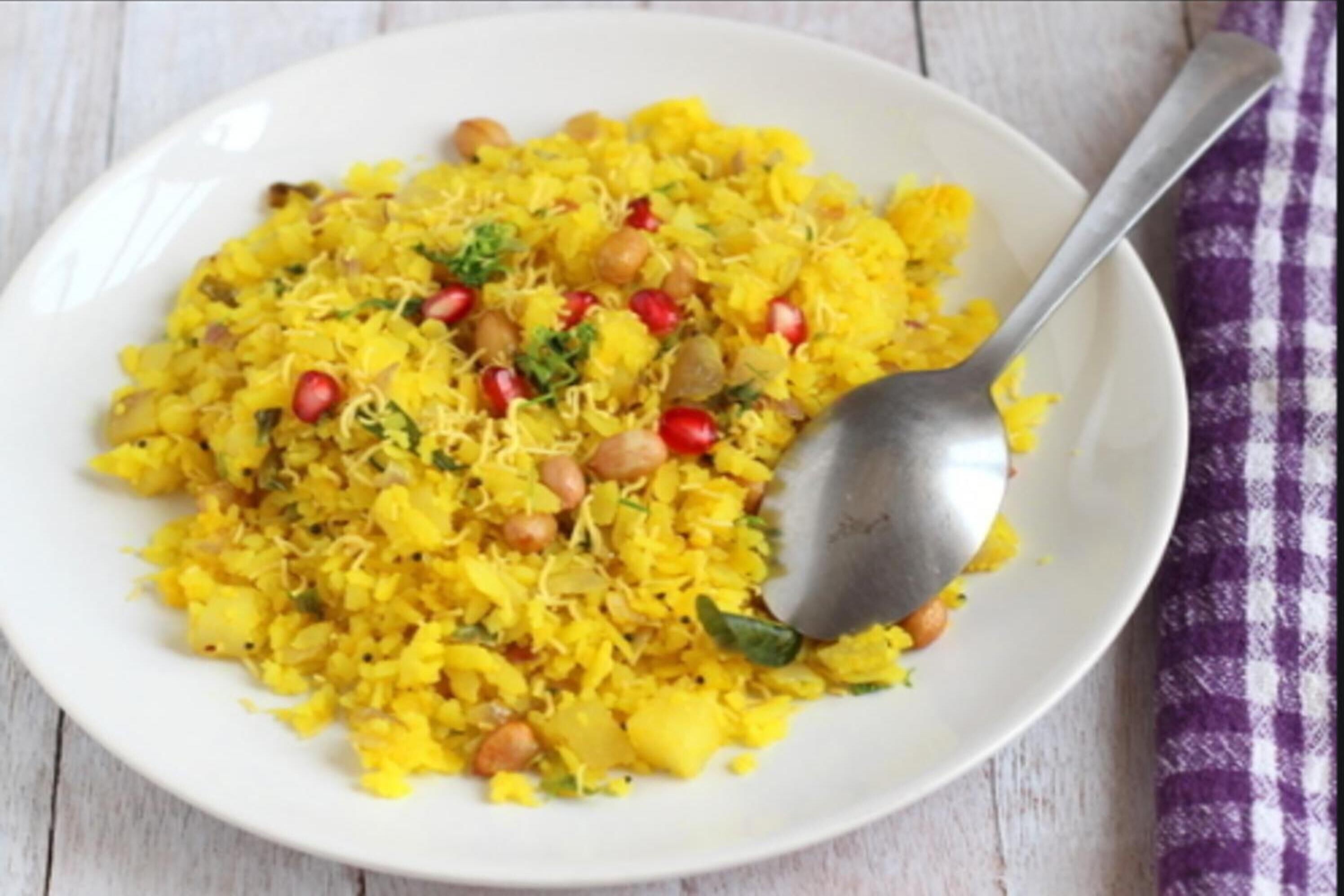 Un bol de riz jaune garni de graines de grenade et de pois chiches.