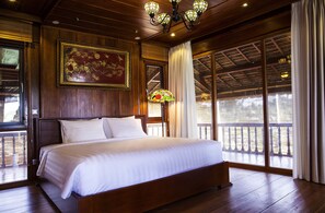 Standard Bungalow, 1 King Bed, Garden View | 1 bedroom, minibar, in-room safe, desk