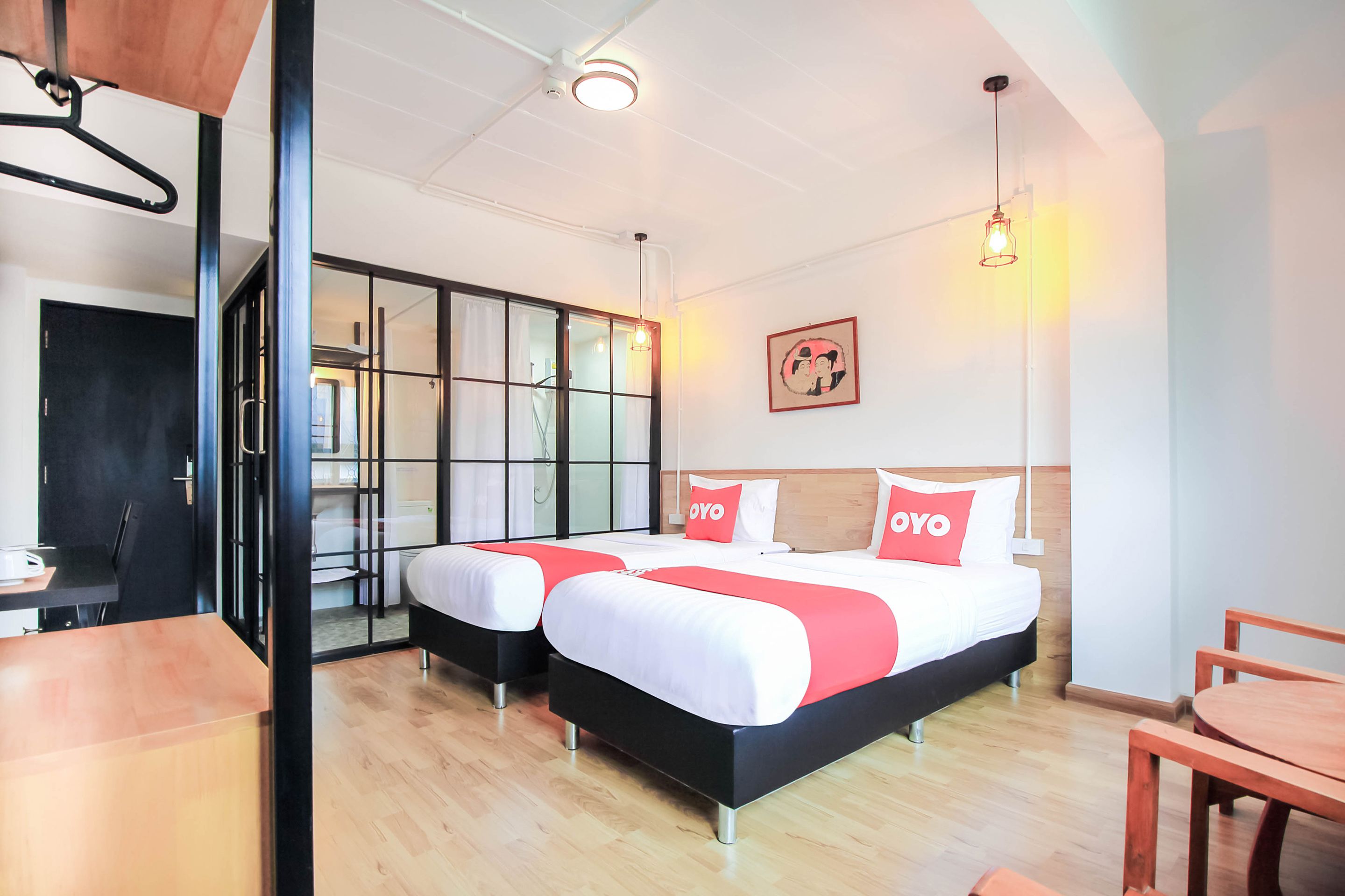 Escritorio, wifi gratis y ropa de cama 