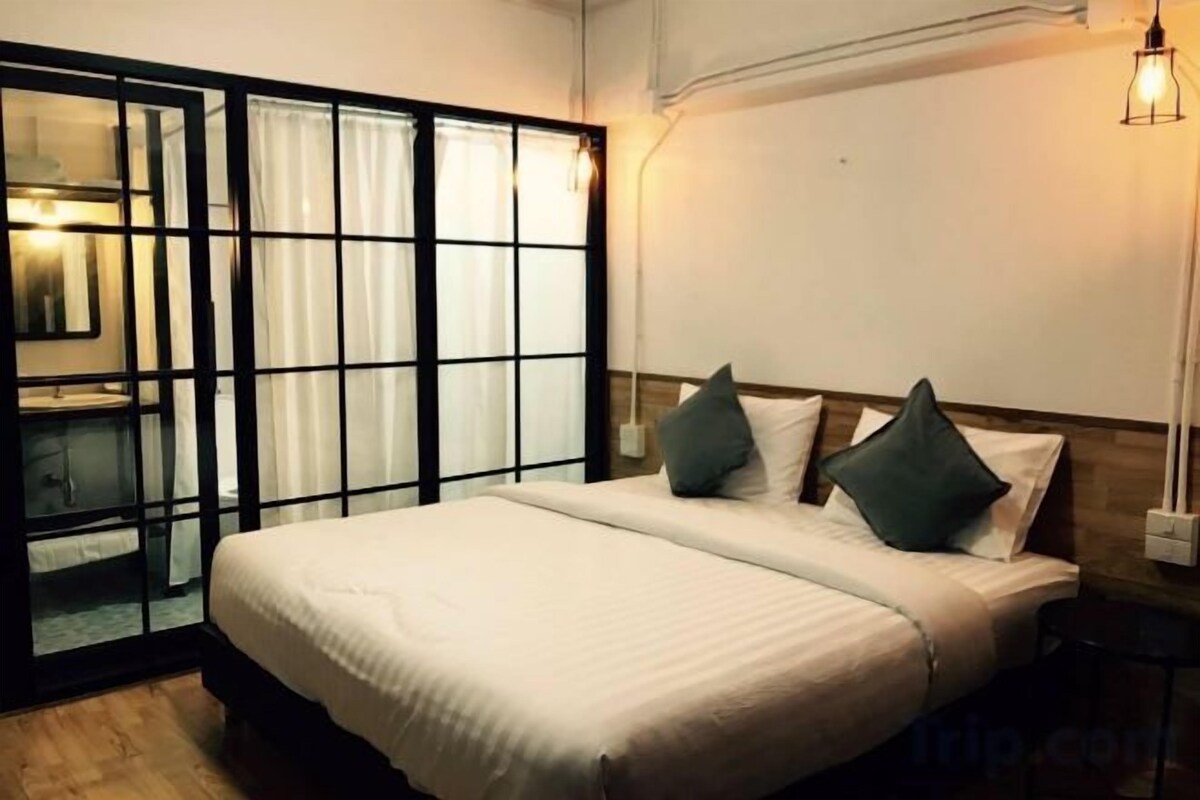 Desk, WiFi (free), bed sheets