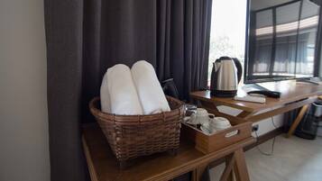 Caja de seguridad en la habitación, escritorio y cortinas blackout