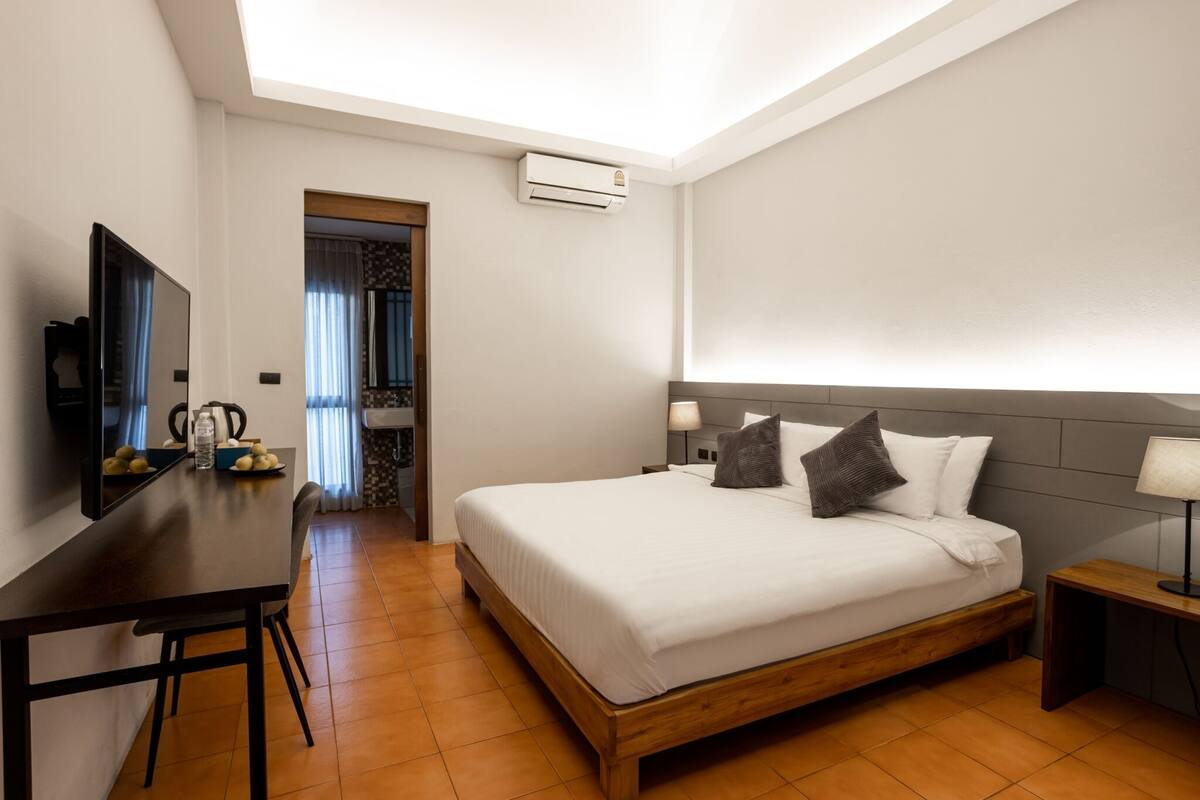 Standard Double Room, 1 King Bed, Non Smoking | In-room safe, desk, blackout curtains, soundproofing