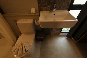 Shower, free toiletries, bathrobes, slippers -  VIYA Lodge (Chiang Mai)
