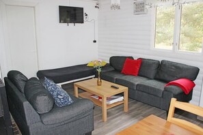 Comfort-Villa, 2 Schlafzimmer, Meerseite | Wohnbereich | Flachbildfernseher