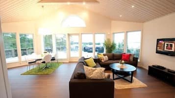 Premium Townhome, 3 Bedrooms, Sauna, Sea View | Living room | Flat-screen TV