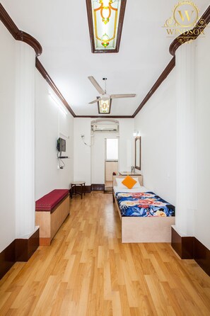 Quarto solteiro standard, 1 cama de solteiro, para fumantes, vista para a cidade | Escrivaninha, camas extras/dobráveis (sobretaxa), Wi-Fi de cortesia