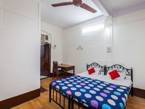 Quarto casal luxo, 1 cama Queen, para fumantes, vista para a cidade | Escrivaninha, camas extras/dobráveis (sobretaxa), Wi-Fi de cortesia