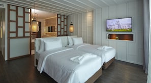 Jacuzzi Deluxe Room - Transfer from Hua Hin Airport | Frigobar, cofres nos quartos, cortinas blackout