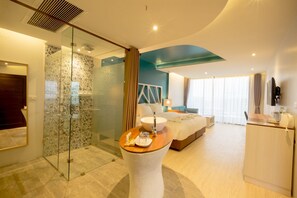 Two Bedrooms 1 King and 2 Single Beds - Transfer from Hua Hin Airport | Minibar, caja fuerte, cortinas opacas y tabla de planchar con plancha